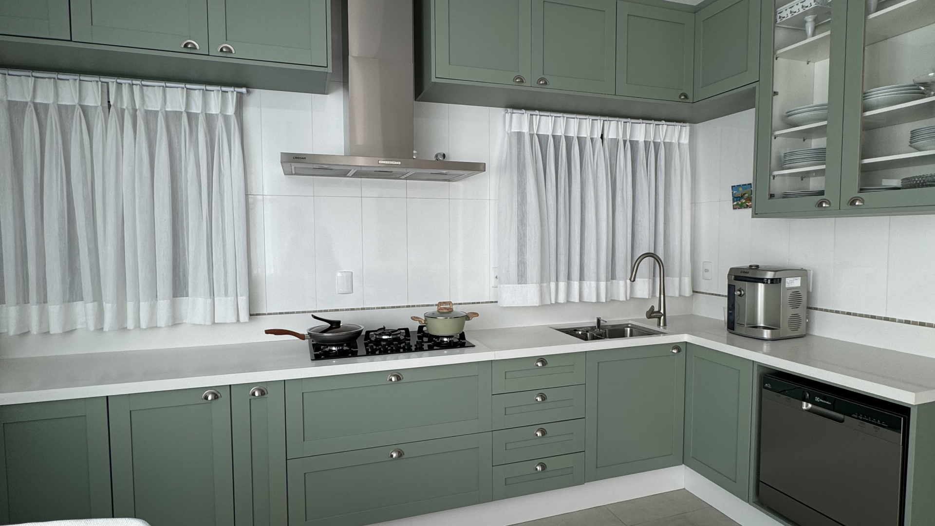 marcenaria premium em cozinha provençal verde jade — São Paulo | A3D Planejados