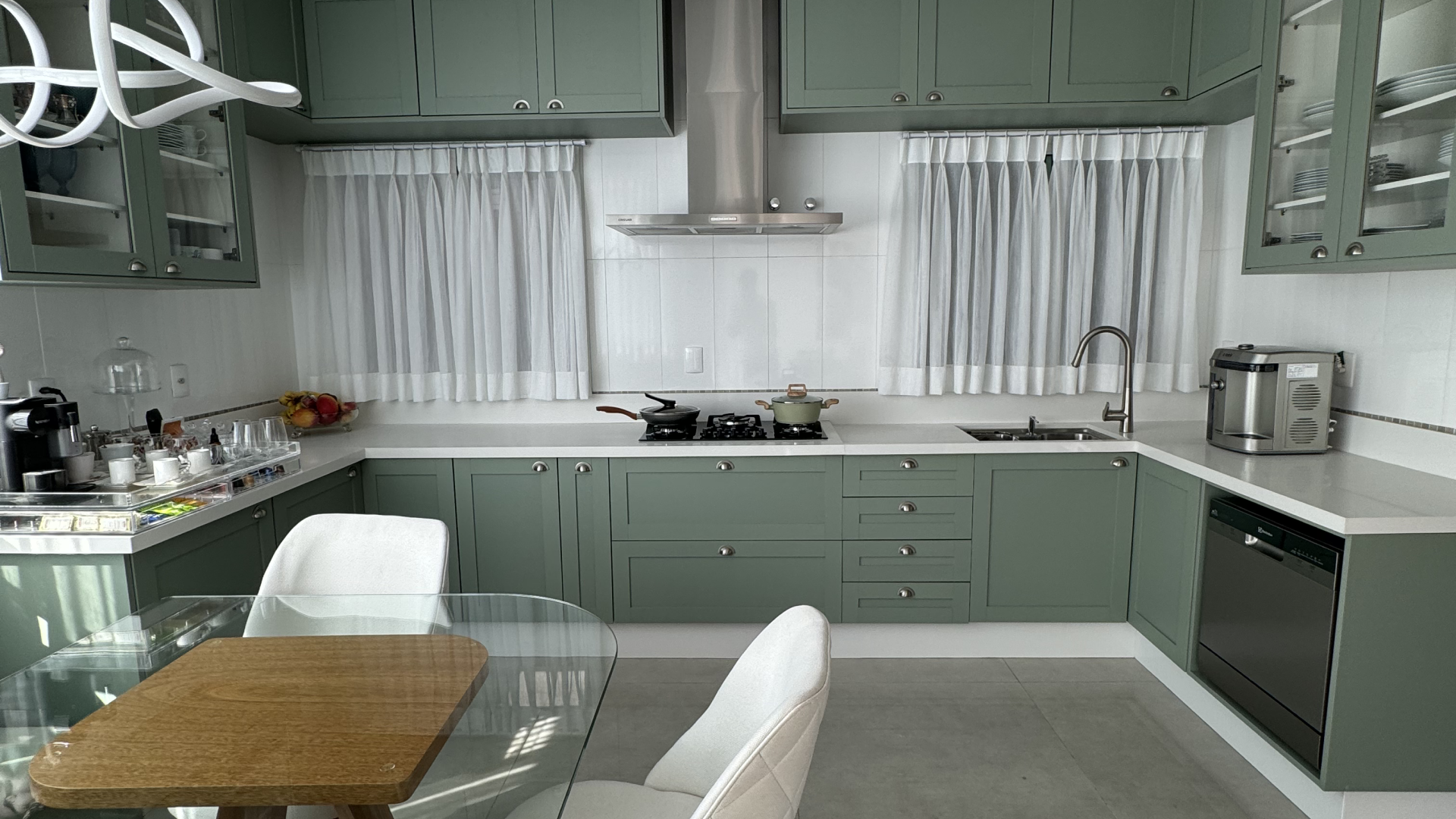 cozinha planejada estilo provençal em verde — alto padrão São Paulo | A3D Planejados