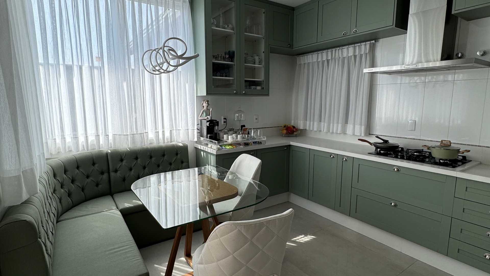 cozinha provençal com marcenaria exclusiva — verde jade São Paulo | A3D Planejados