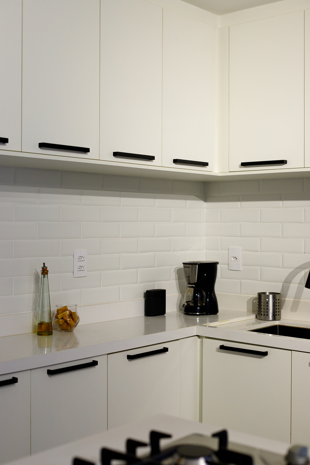 cozinha planejada em branco e louro freijó — marcenaria premium São Paulo | A3D Planejados