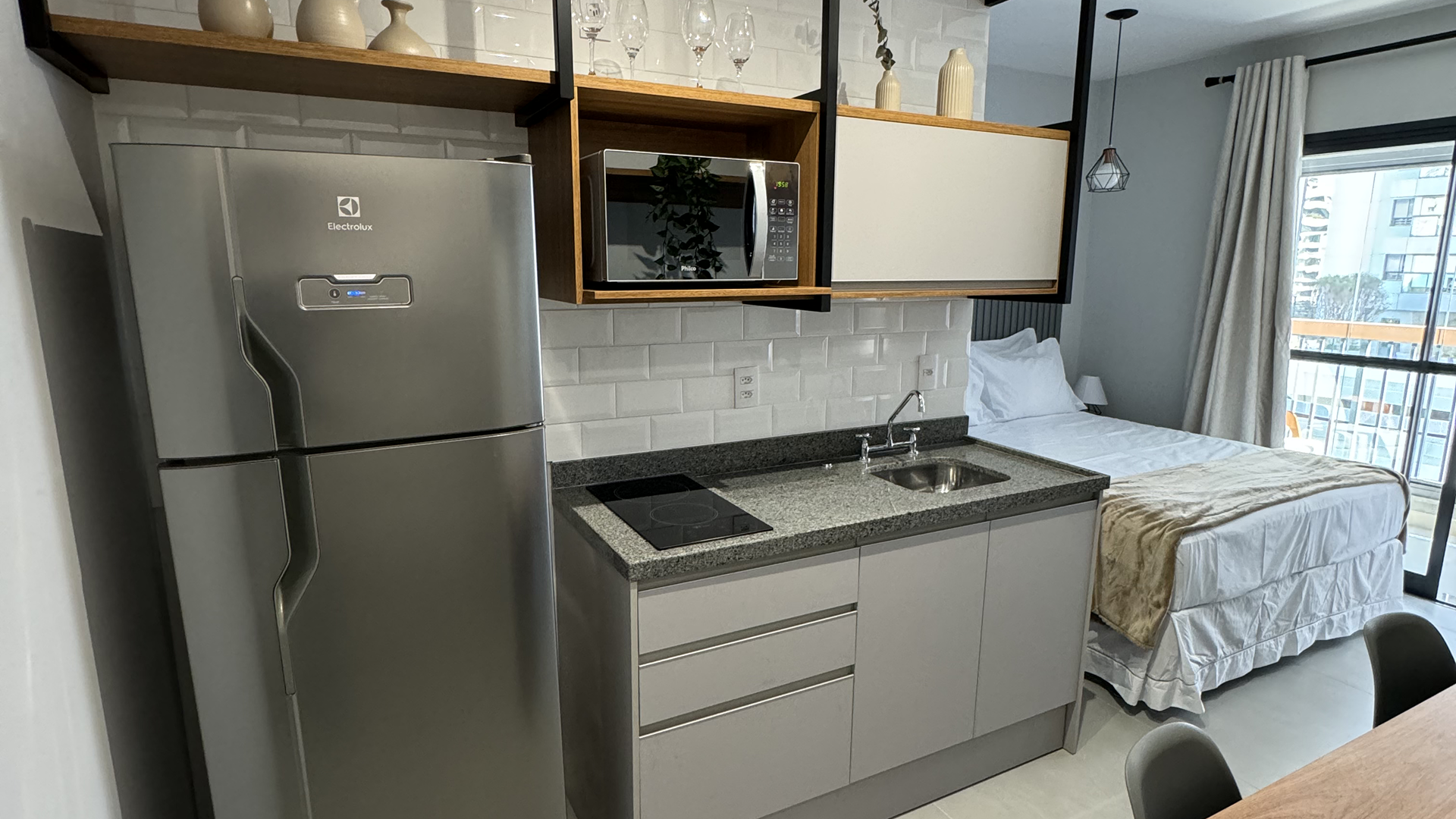marcenaria premium em studio sofisticado cinza cobalto e freijó — São Paulo | A3D Planejados